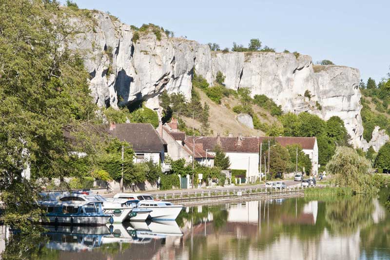 Hausboote Frankreich Burgund Nivernaiskanal Felsen von Saussois