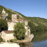 Hausboote mieten Frankreich Südfrankreich: Oberer Lot: Dorf mit Kapelle