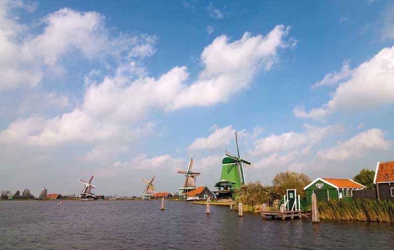 Per führerscheinfreiem Hausboot zu den Windmühlen von Zaanse Schans (Südholland, Niederlande)