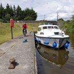 Hausboote in Irland mieten: Die Kilkenny von Carrick Craft, Außenansicht, Schleuse