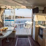 Salon und Terrasse auf dem Hausboot Sixto PLUS