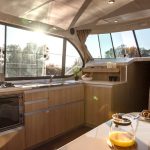 Salon und Küche des Hausbootes Sixto PLUS
