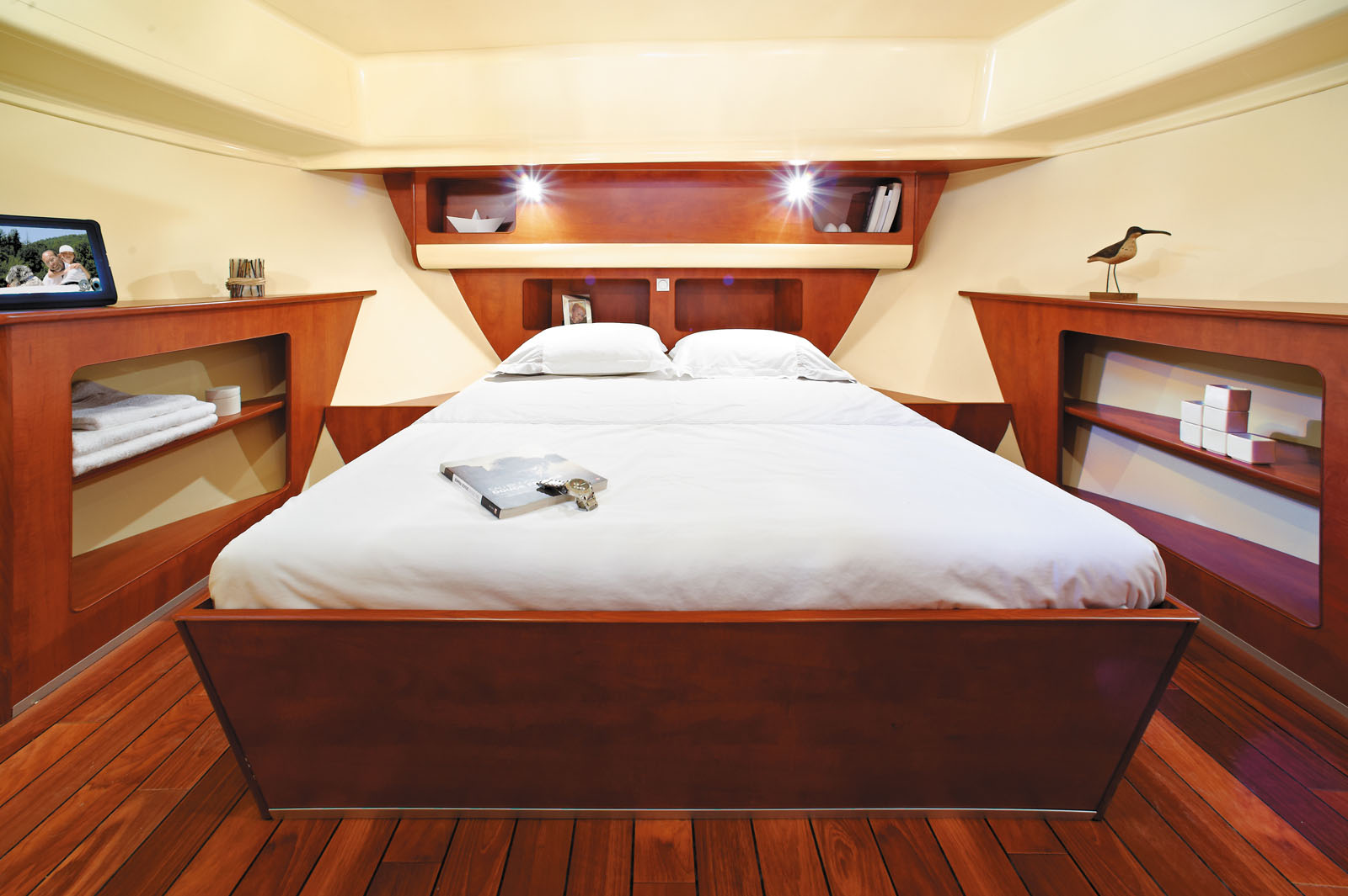 Komfort auf dem Hausboot: freistehendes Bett